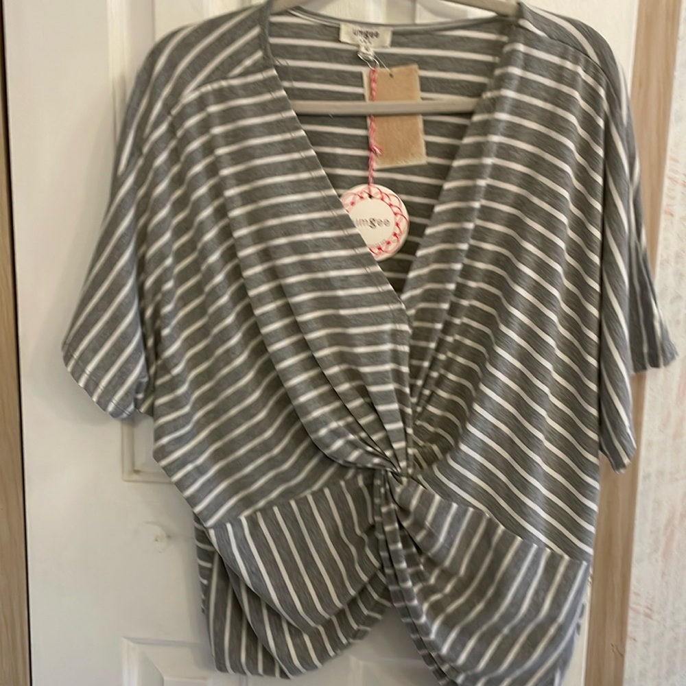 Ladies tops 
Material is 65% Rayon, 30% Polyester and 
5% Spandex.